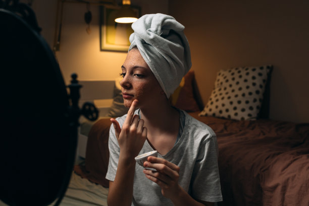 少女在房间里敷面膜图片下载