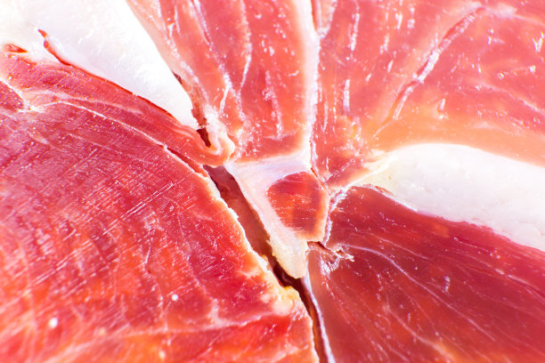 红肉质地特写照片。意大利熏火腿或火腿。生火腿。猪肉的背景。图片下载