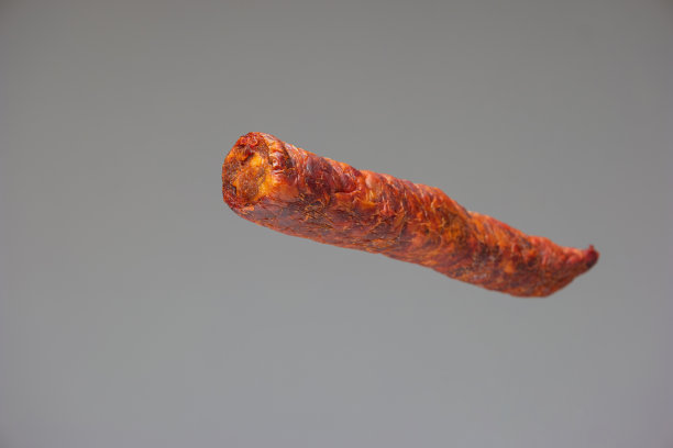 家庭制作匈牙利风格熏辣香肠近距离工作室拍摄孤立的灰色背景图片下载