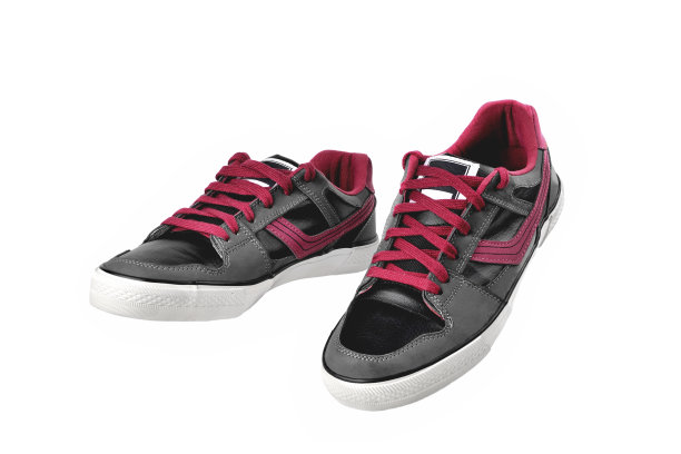 运动鞋，半运动鞋一双黑色的运动鞋与红色的鞋带，鞋子运动和行走孤立在一个白色的背景特写图片下载