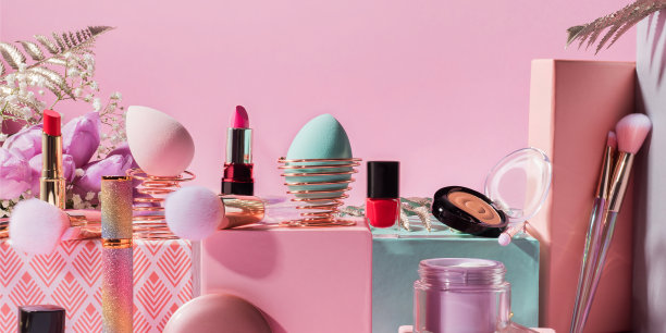 化妆工具上，产品上粉红色的几何领奖台图片下载