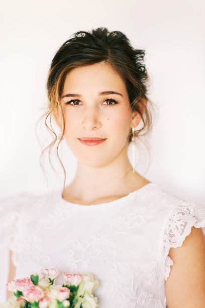 温柔的肖像，浪漫的年轻女孩穿着蕾丝裙图片下载