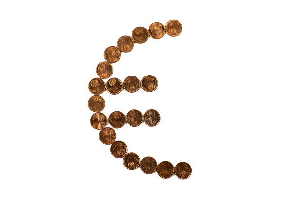 由分硬币制成的欧元符号图片下载