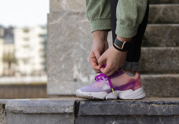 一个人系鞋带的特写图片下载