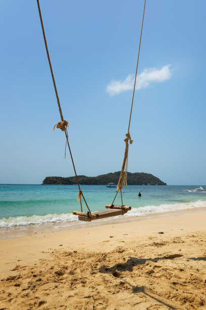 越南五月拉特恩爱岛的海滩秋千图片下载