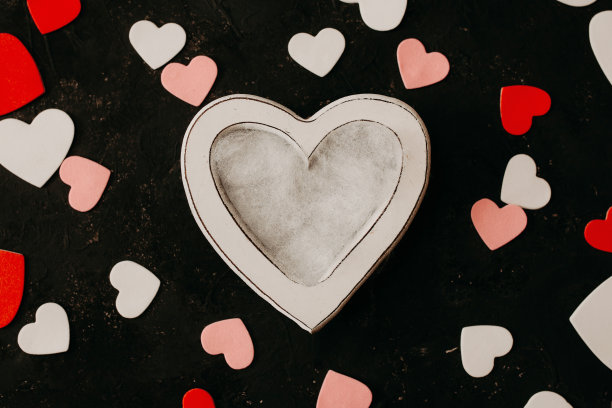 情人节新生儿摄影背景-白色心形碗，酒红色背景上有白色、粉色和红色的心。图片下载