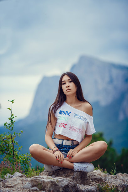 自由旅行的概念。夏天的周末。女人走图片下载