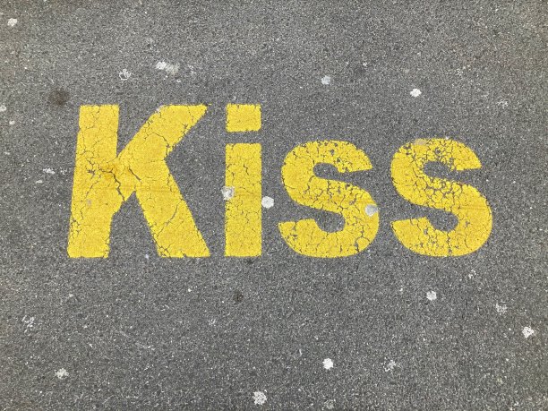 黄色的吻题词画在沥青上图片下载