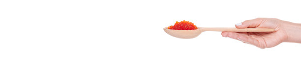 手用豪华的红鱼子酱放在木勺上，昂贵的健康海鲜，孤立在白色的背景上。图片下载