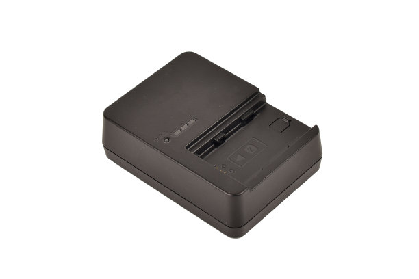 电池充电器隔离在白色背景与裁剪路径图片下载