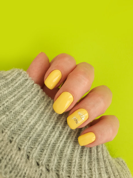 女性手美丽的美甲特写图片下载