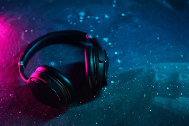 现代高品质无线耳机，霓虹时尚风格图片下载