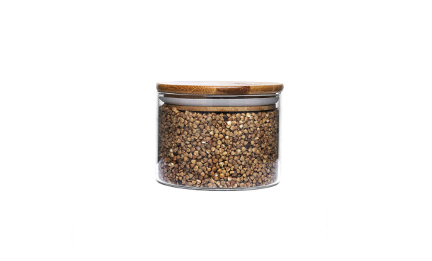 白色背景上有荞麦的玻璃罐图片下载