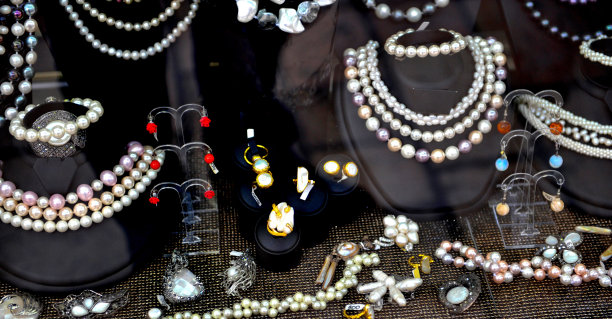 陈列出售的贵重珠宝图片下载