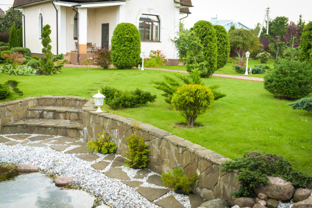 美丽的乡村别墅，花园和池塘图片下载