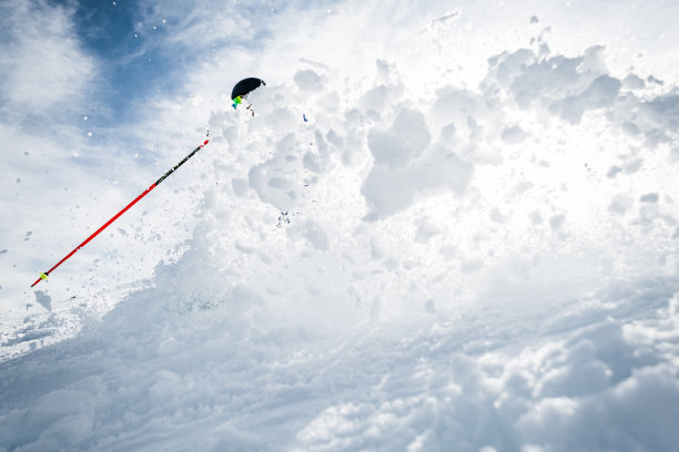 一个滑雪者在冬日喷洒粉末雪的特写图片下载