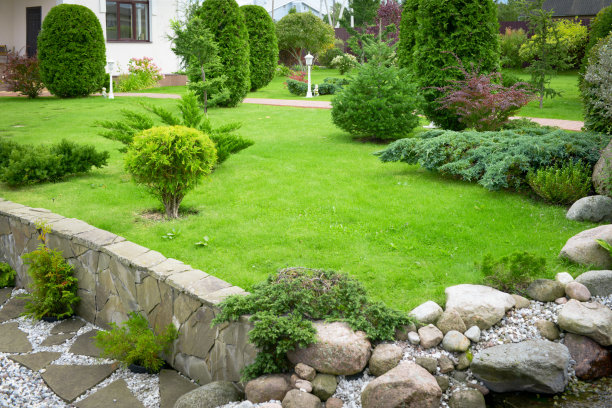 美丽的乡村别墅，花园和池塘图片下载