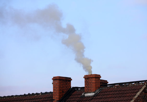 燃烧化石燃料时烟囱冒出的烟图片下载