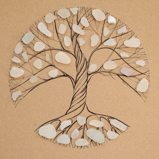 树木手绘图和海玻璃的季节性变化艺术拼贴（加那利群岛海滩采集）图片下载