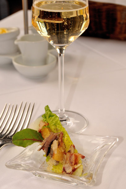 牛油果慕斯和培根entrée配一杯白诗南图片下载
