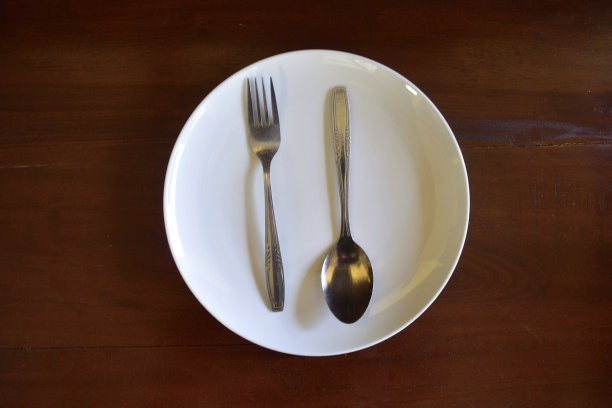 餐具放在桌子上图片下载