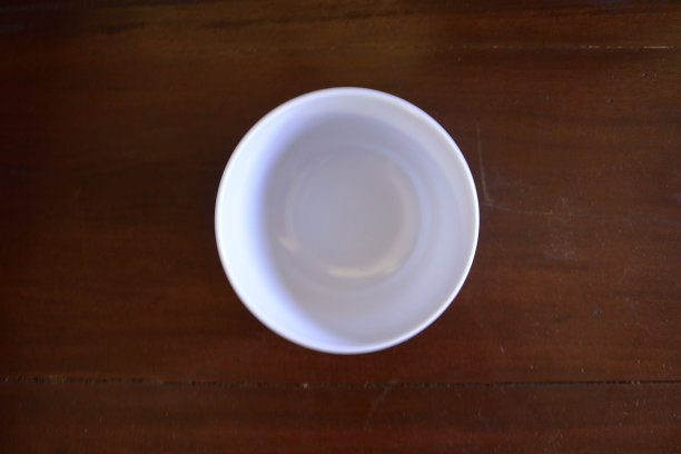 餐具放在桌子上图片下载