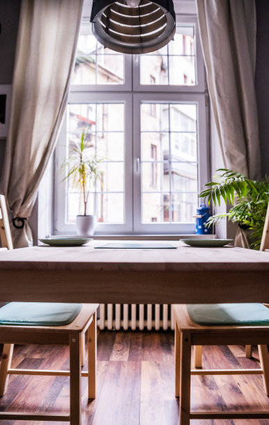 美丽的浅色木制餐厅内饰图片下载