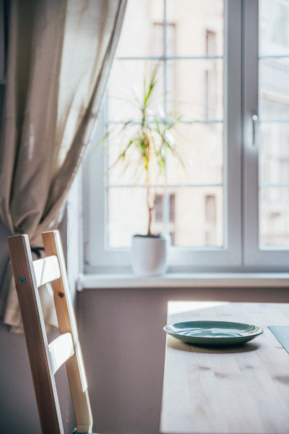 美丽的光线和餐厅的木制内部图片下载