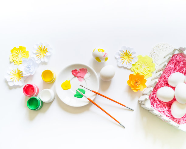 给复活节彩蛋上色。水彩颜料和画笔。图片下载