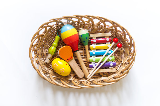 学习音乐的蒙特梭利材料。天然材料。图片下载