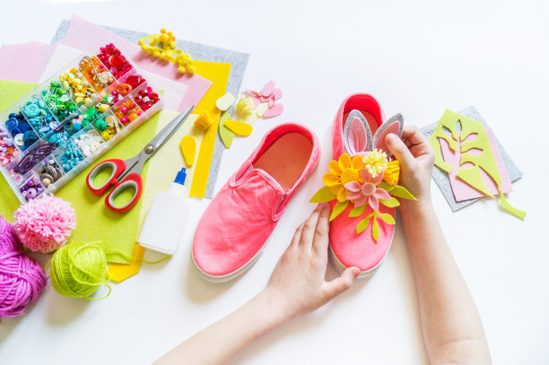 diy装饰粉色运动鞋。复活节兔子。图片下载