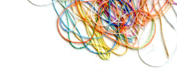 多色缠彩刺绣丝线。抽象色彩背景，以白色为背景图片下载