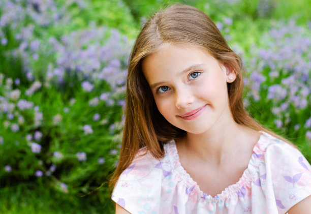 夏日里可爱的微笑小女孩的肖像。快乐的学龄前儿童在公园里图片下载