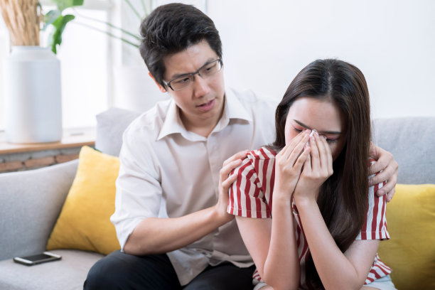 亚洲情侣吵架，离婚问题，不快乐的夫妇和家庭争吵。图片下载