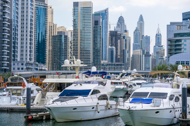 迪拜码头附近的游艇，阿拉伯联合酋长国迪拜的现代化建筑，在波斯湾沿岸3公里长的人工运河城市图片下载