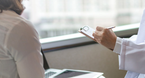 妇女健康保健理念。产科医生咨询女病人的产科和妇科疾病。专业的心理医生咨询心理治疗或咨询诊断图片下载