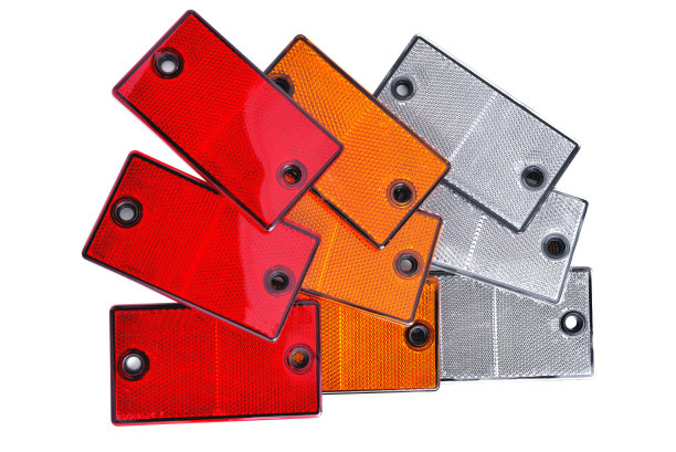 红色，白色和黄色的反光镜显示汽车拖车和物体的尺寸和汽车在黑暗中，在一个白色背景的特写图片下载