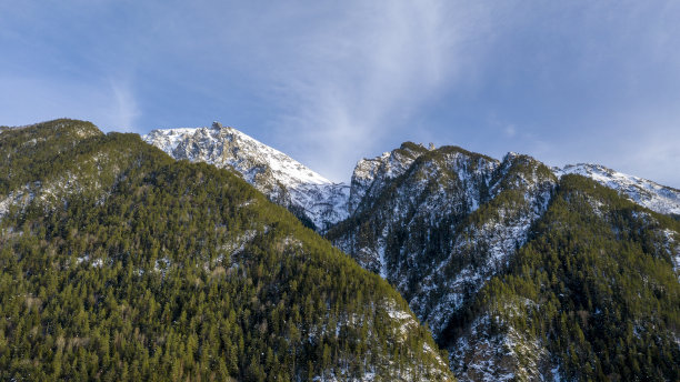 高加索山脉，滑雪坡道的全景与山贝拉卡亚，索弗鲁朱和苏拉卡在地平线上的冬日。东白滑雪场，西高加索，喀尔喀什-切尔克斯，俄罗斯，航拍照片。图片下载