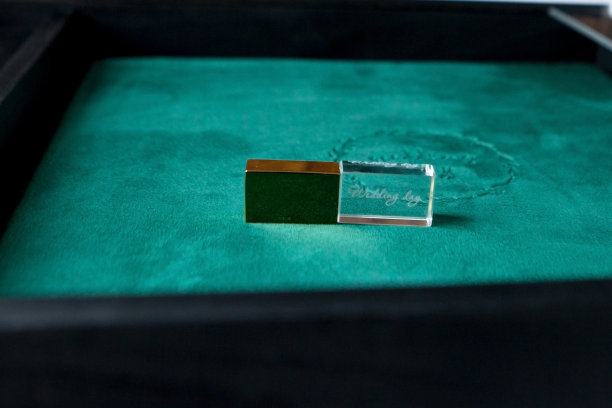 婚礼当天的usb记忆棒上的婚礼相册图片下载