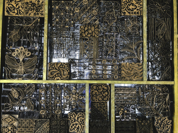锻造铁门的细部、结构和装饰。金属制成的花卉装饰装饰品。复古金属模式。图片下载