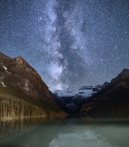 银河在班夫国家公园的维多利亚冰川和路易斯湖之上升起。图片下载
