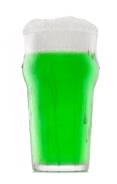 生啤，白色背景上有气泡。图片下载