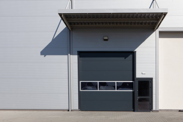 工业建筑的灰色铁百叶窗-仓库门。图片下载