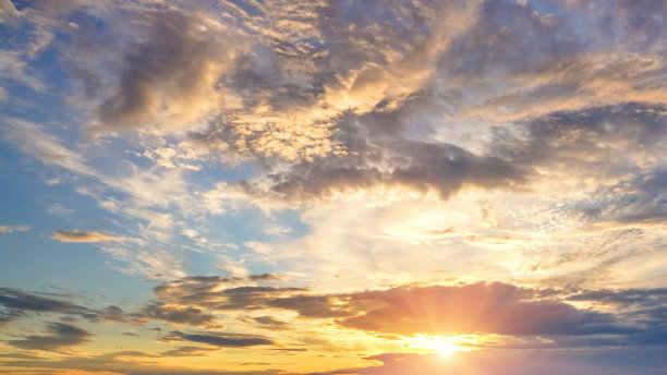 戏剧性的日落天空图片下载