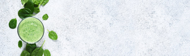 混凝土背景下的菠菜奶昔。从以上观点。排毒饮料。酮饮食。图片下载