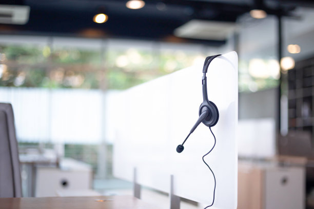 沟通支持，呼叫中心和客户服务帮助台。VOIP耳机用于客户服务支持(呼叫中心)的概念图片下载