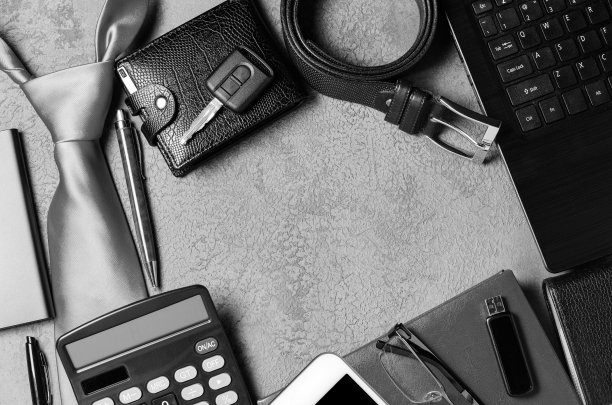 黑色混凝土背景下的男士配饰。现代成功人士的概念图片下载