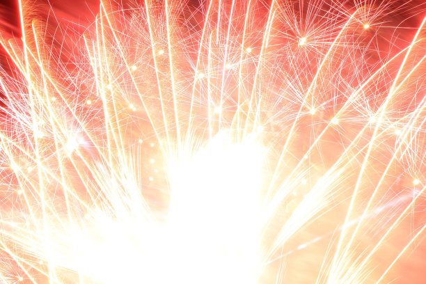 烟花。美丽的彩色烟花在夜空的背景。图片下载