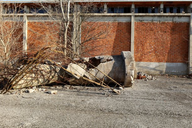 废弃工厂外的工业设备残骸。限制工业化。图片下载