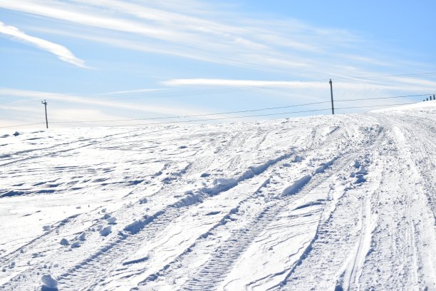 一辆摩托雪橇跟踪图片下载